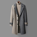 Cappotto da uomo in lana di media lunghezza stile coreano, vestibilità ampia, colore neutro, dettaglio di collo e bottoni.