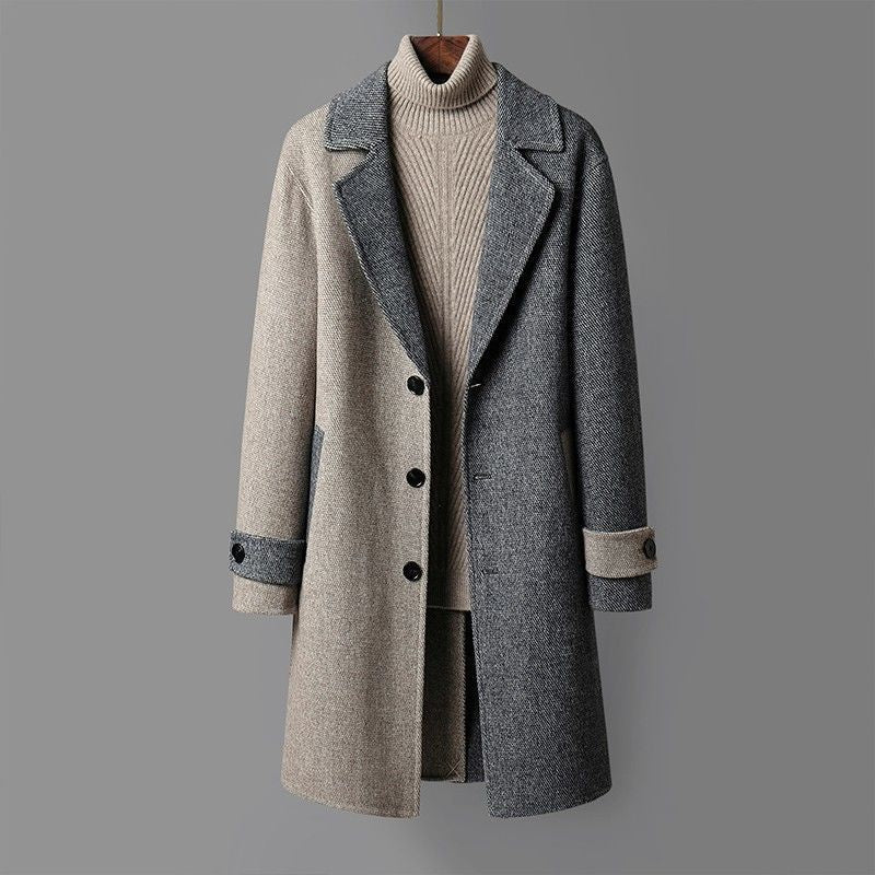Cappotto da uomo in lana di media lunghezza stile coreano, vestibilità ampia, colore neutro, dettaglio di collo e bottoni.