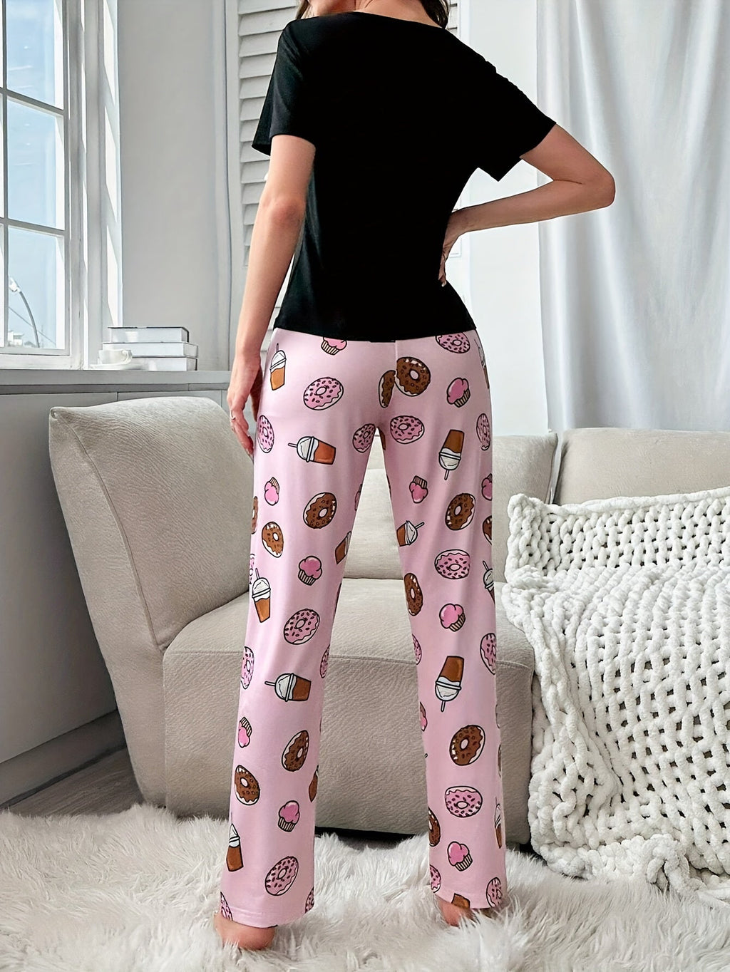 Pigiama donna Valstrend con stampa caffè, donut e slogan, maglietta a maniche corte e pantaloni elasticizzati per il sonno