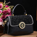 Borsa a spalla portatile in pelle patentata con diamanti, stile fashion, marca Valstrend Shop, elegante e moderna.