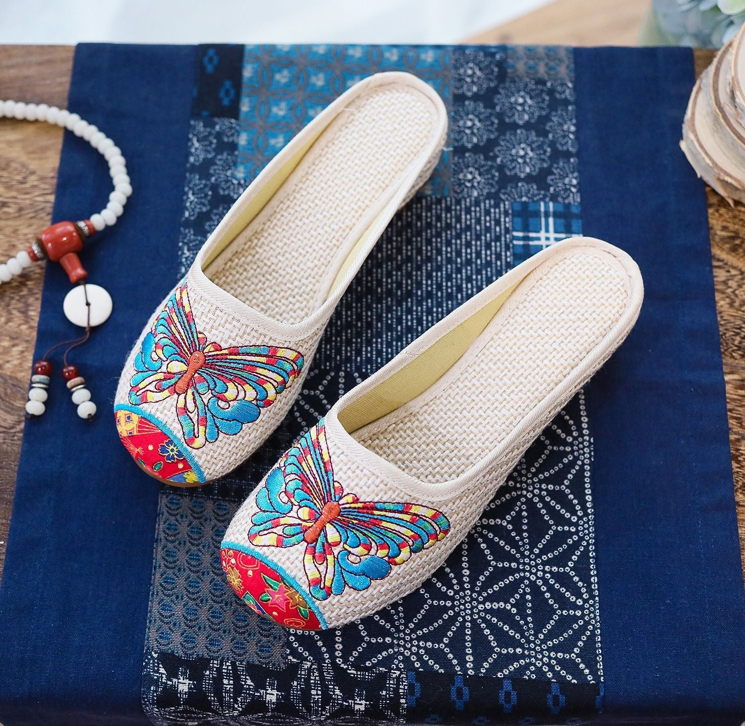 Scarpe da donna Valstrend slippers in tessuto con punta rinforzata, ideali per l'estate e look casual, vista su modello con suola comoda