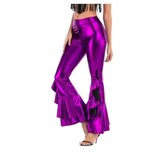 Pantaloni donna slim-fit in ecopelle lucida, a campana irregolare, stile moderno e alla moda, colore nero.