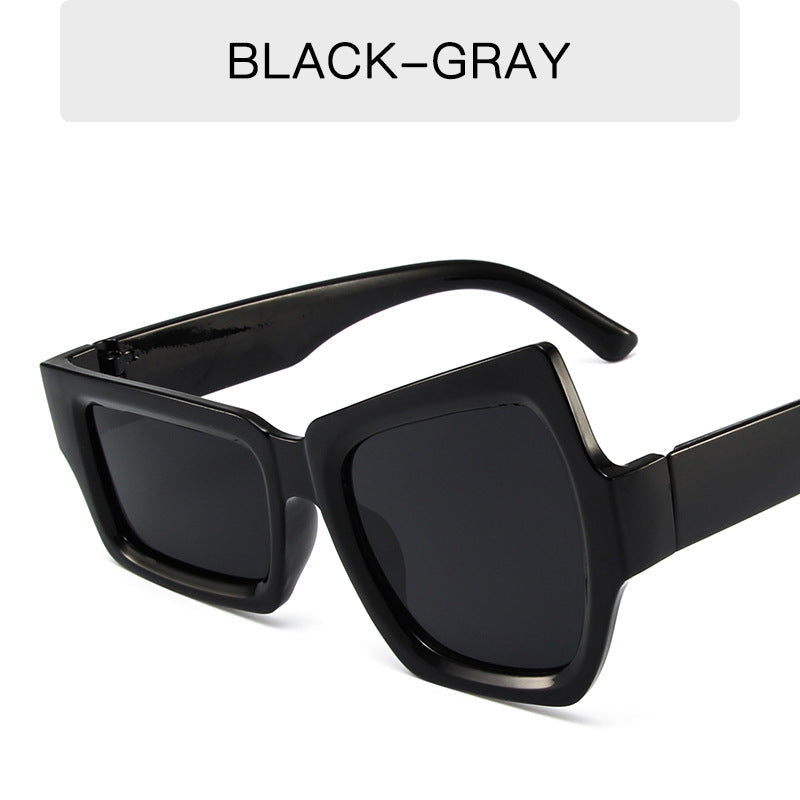 Occhiali da sole da uomo Valstrend shop con design irregolare e stile unico, perfetti per un look di moda originale.