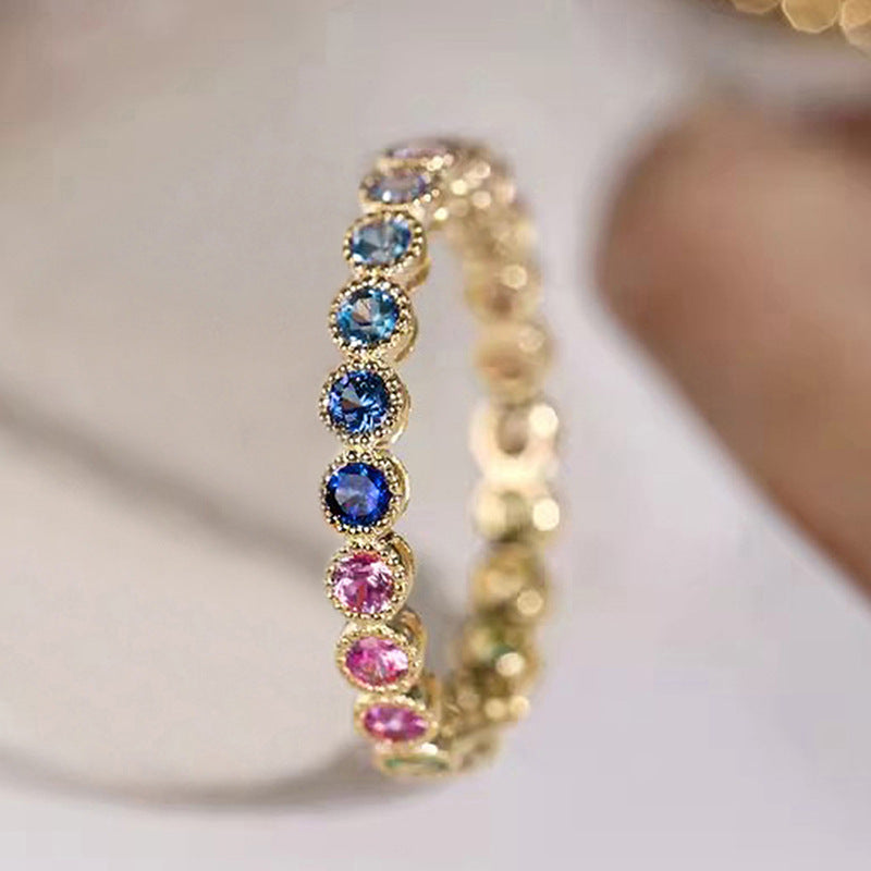 Anello femminile colorato semplice con zirconi incastonati, brand Valstrend Shop, mostra dettagli e sfumature vivaci.