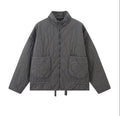 Cappotto donna Valstrend con colletto rialzato, tasche grandi e dettagli decorativi, in tessuto caldo e elegante.