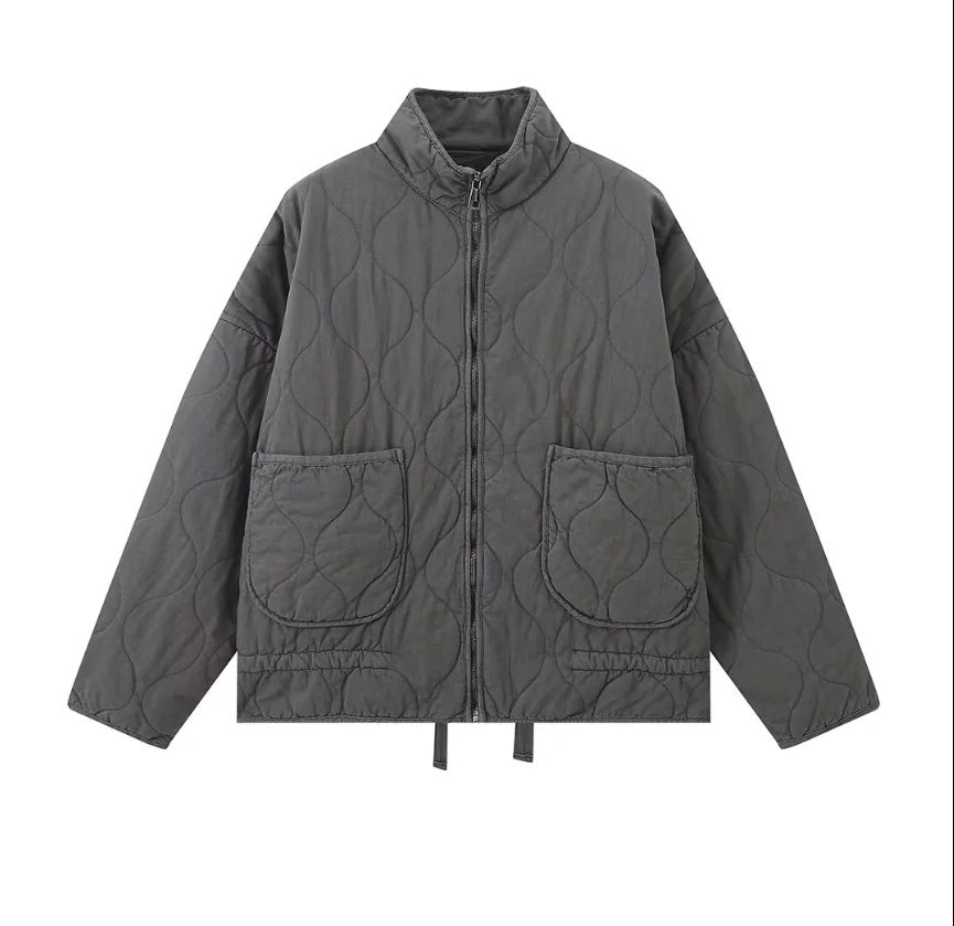 Cappotto donna Valstrend con colletto rialzato, tasche grandi e dettagli decorativi, in tessuto caldo e elegante.