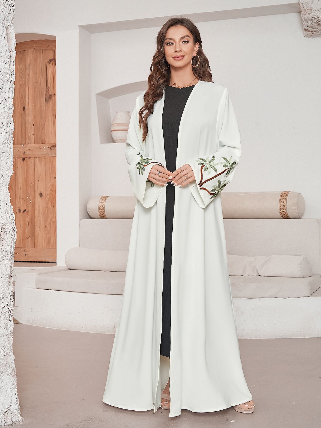 Vestito donna Valstrend con cardigan a maniche lunghe e ricami, elegante e femminile, mostrato con dettagli di ricamo sulla parte superiore.