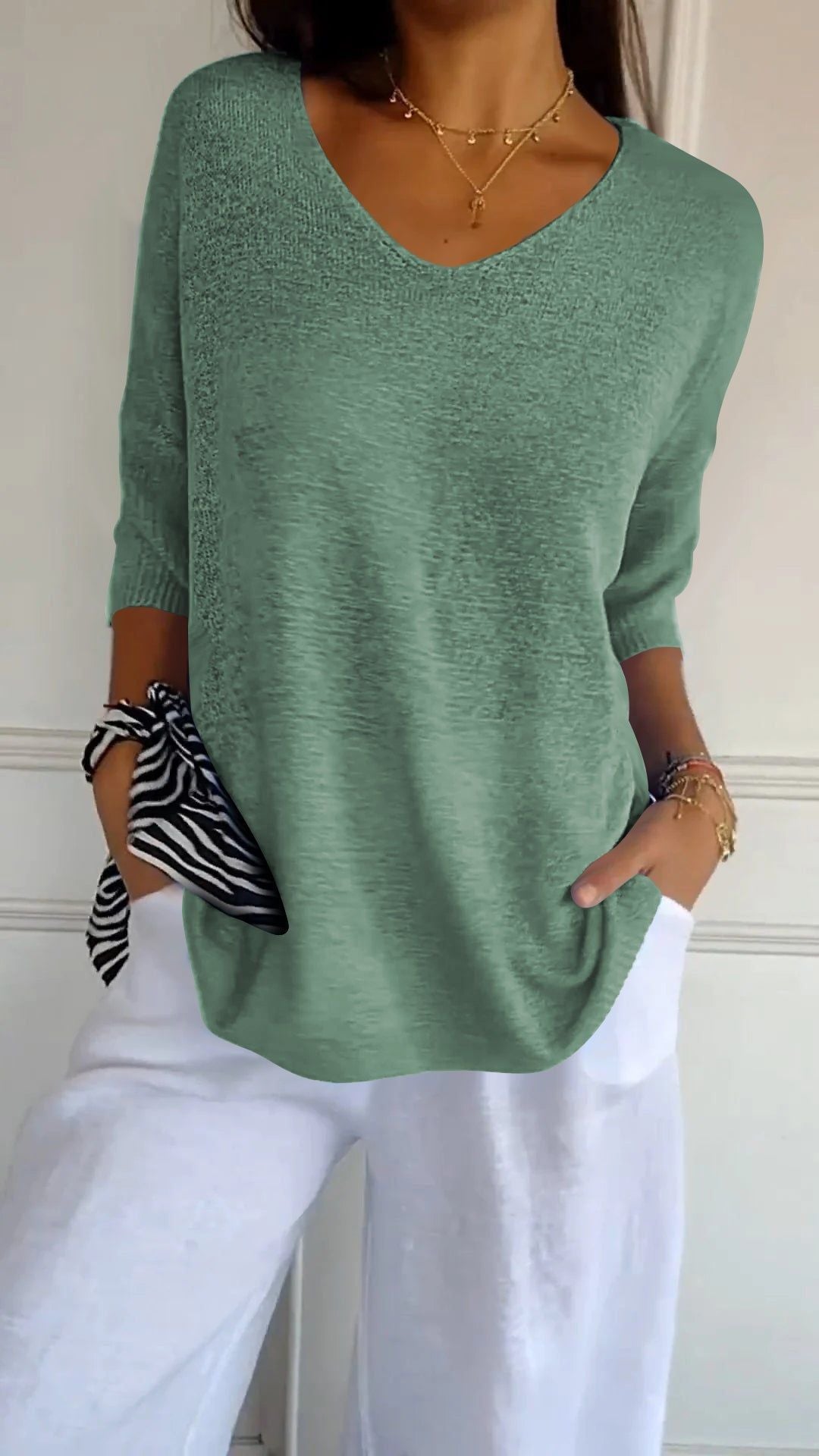 Maglietta donna Valstrend a scollo a V, maglia tinta unita, aderente e comoda, ideale come base per il look.