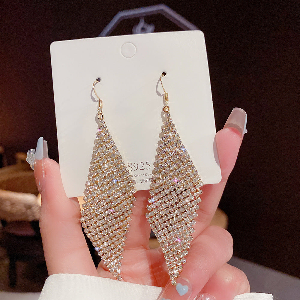 Orecchini in argento sterling con perle di lusso, design elegante e raffinato, perfetti per uno stile sofisticato e femminile.