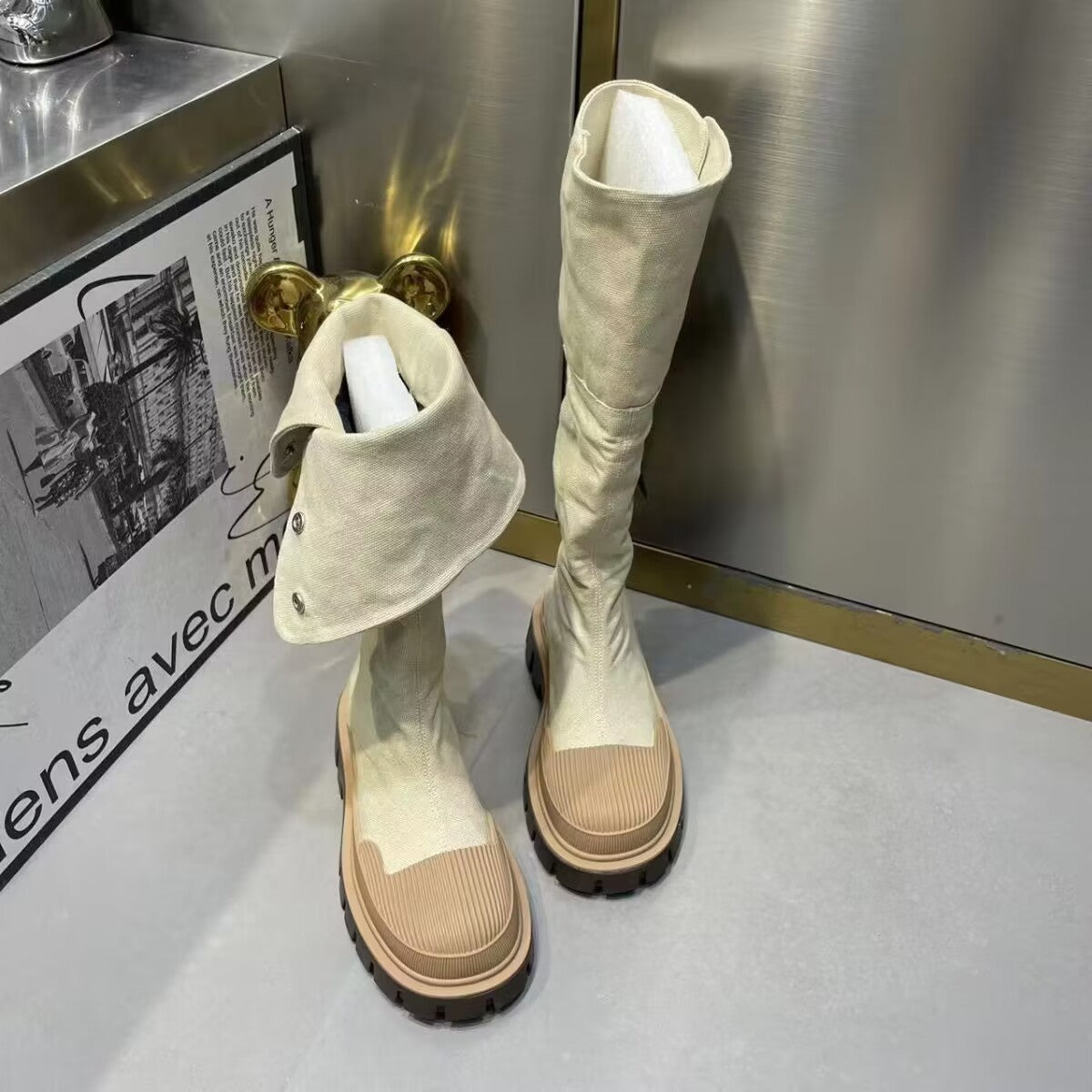 Stivaletti donna in denim Valstrend con suola spessa, punta tonda e design casual, immagine frontale.