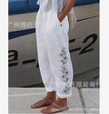 Salopette casual elegante in cotone e lino con stampa floreale, indossata da un modello, in tessuto leggero e traspirante.