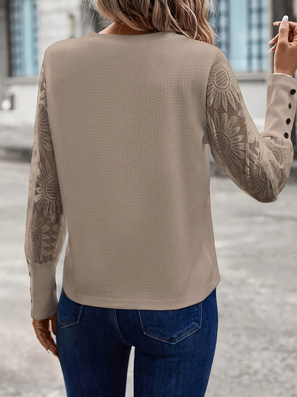 T-shirt donna con scollo tondo, dettagli in pizzo a contrasto e maniche lunghe, ideale per primavera e autunno, Valstrend.
