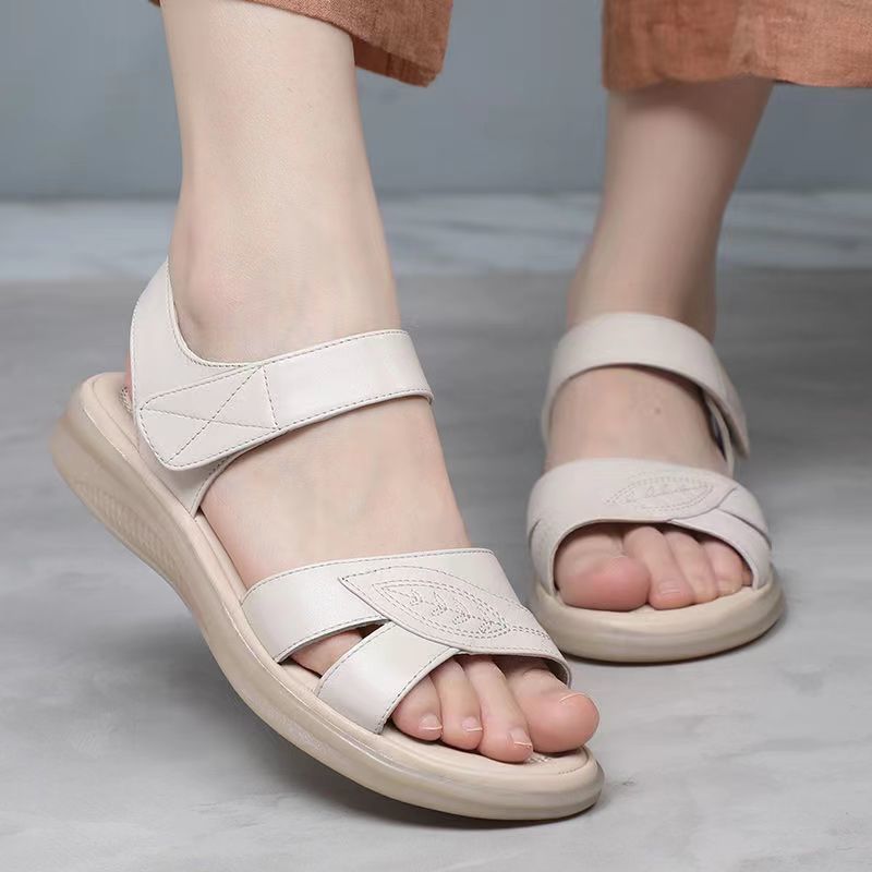 Sandali Valstrend con suola in tendine di mucca antiscivolo e piatti, ideali per comfort e sicurezza.