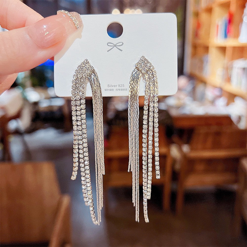 Orecchini eleganti in argento sterling con perle light luxury, design raffinato e stile sofisticato, perfetti per un look raffinato.