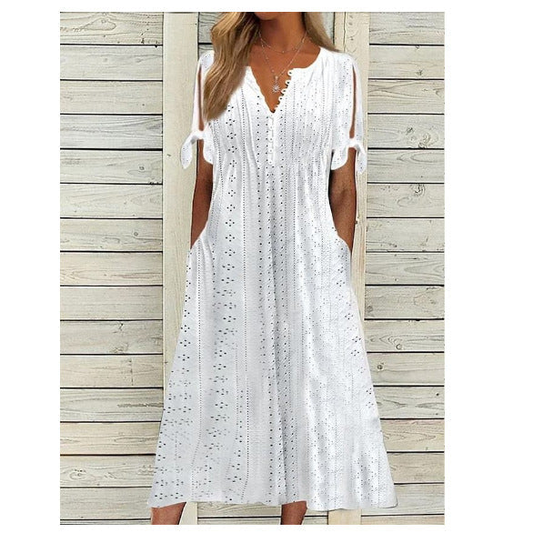 Vestito femminile Valstrend con scollo a V e dettaglio traforato, tessuto leggero e stile elegante per occasioni speciali.