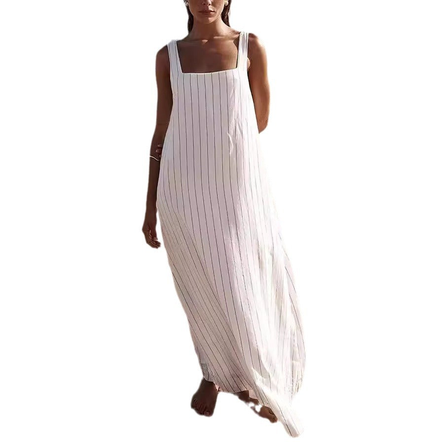 Vestito senza maniche a righe con collo quadrato, stile minimalista, marca Valstrend, vista frontale in tessuto leggero.