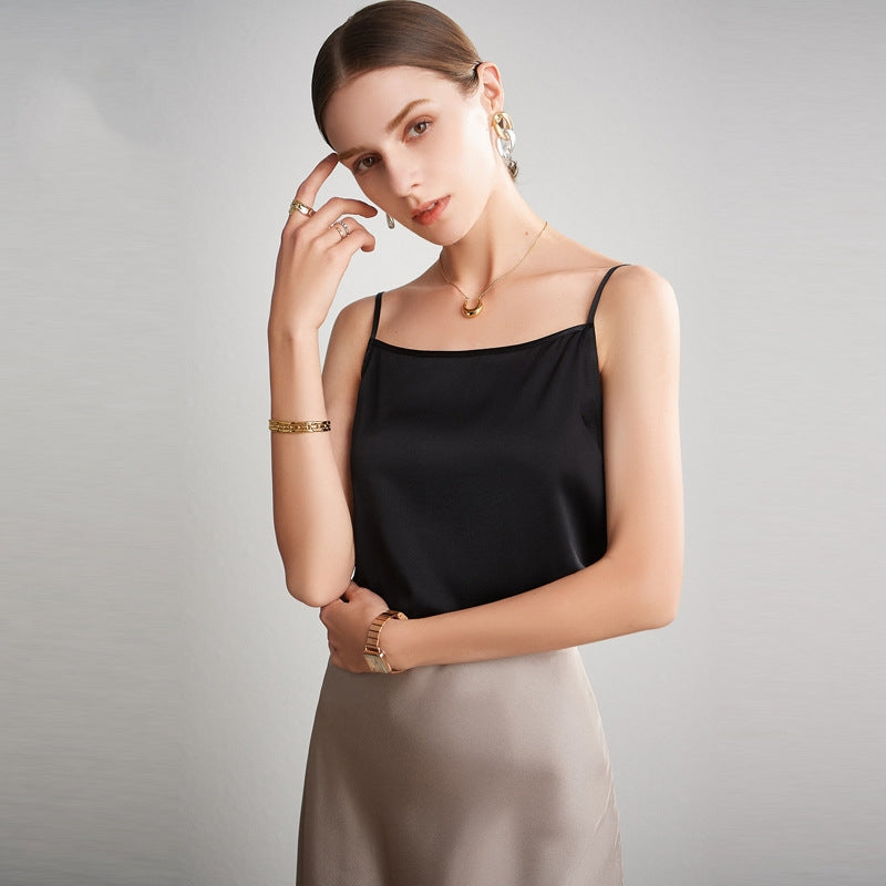 Canotta di seta donna Valstrend in colore solido, vestibilità aderente e elegante, dettaglio di tessuto lucido e morbido.