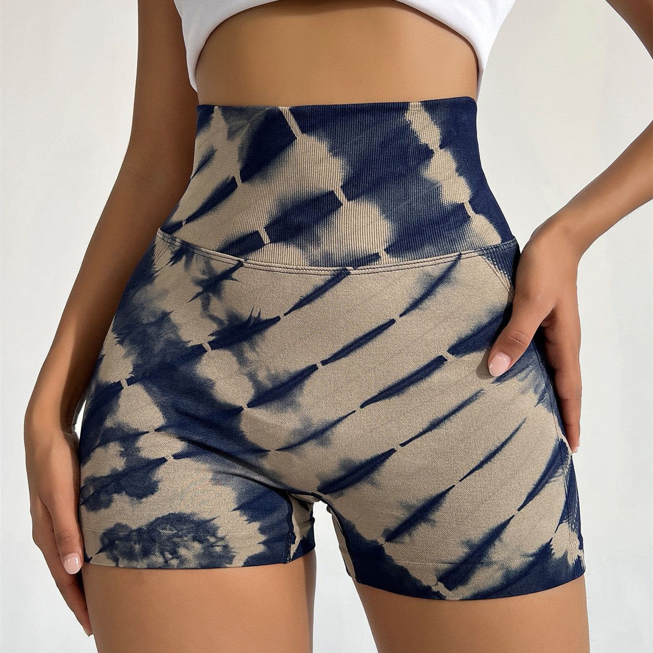 Shorts skinny Peach Hip Lifting di Valstrend Shop, pantaloncini aderenti con effetto sollevamento sui fianchi, colore pesca.