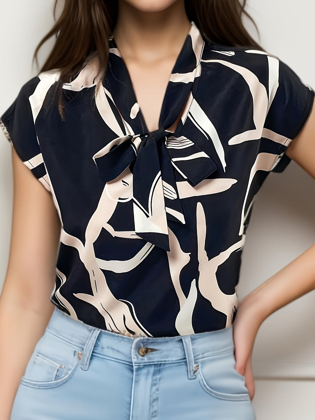 Top donna Valstrend con stampa astratta, collo a cravatta, maniche corte, casual per primavera e estate.
