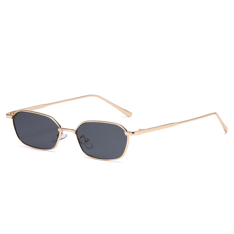 Occhiali da sole polygonali con piccola montatura Valstrend, stile moderno e alla moda, con lenti scure e design geometrico.