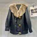 Giacca donna in pelle Valstrend, stile fashion speciale, con design elegante e dettagli alla moda, visibile in primo piano.