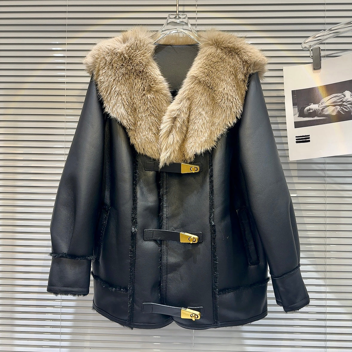 Giacca donna in pelle Valstrend, stile fashion speciale, con design elegante e dettagli alla moda, visibile in primo piano.