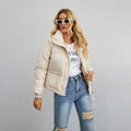 Giacca di cotone semplice e larga da donna con zip, stile casual Valstrend, vista frontale con dettagli minimalisti.