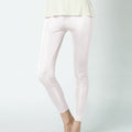 Leggings in seta personalizzate da donna di Valstrend shop, morbide e aderenti, con design personalizzato e dettagli eleganti.