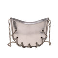 Borsa a tracolla Valstrend con catena metallica e dettagli a occhiello, stile elegante e moderno.