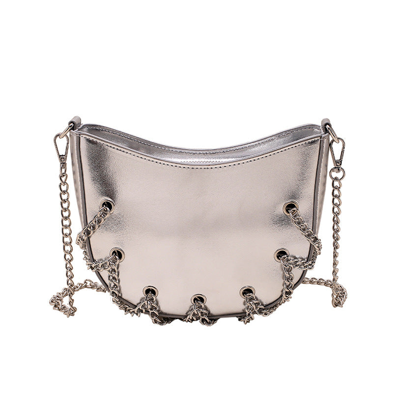 Borsa a tracolla Valstrend con catena metallica e dettagli a occhiello, stile elegante e moderno.