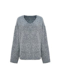 Completo donna grigio con maglione a V, pantaloni a zampa larga e sciarpa, tessuto lavorato a maglia, stile casual elegante.