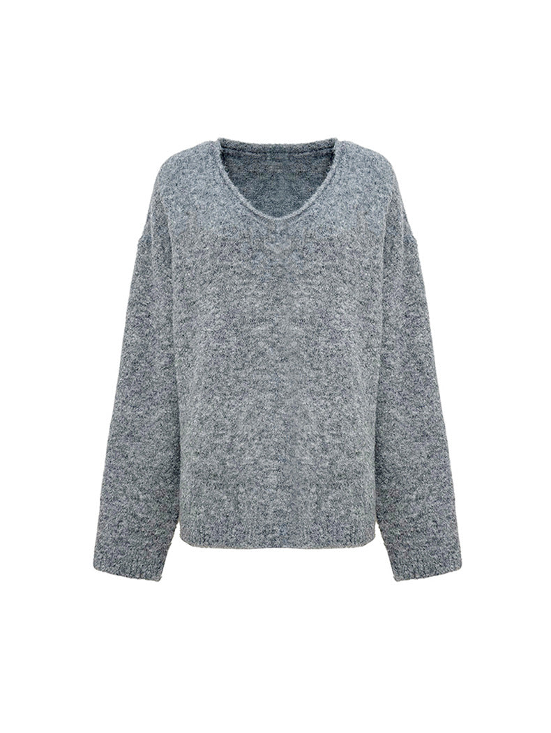Completo donna grigio con maglione a V, pantaloni a zampa larga e sciarpa, tessuto lavorato a maglia, stile casual elegante.