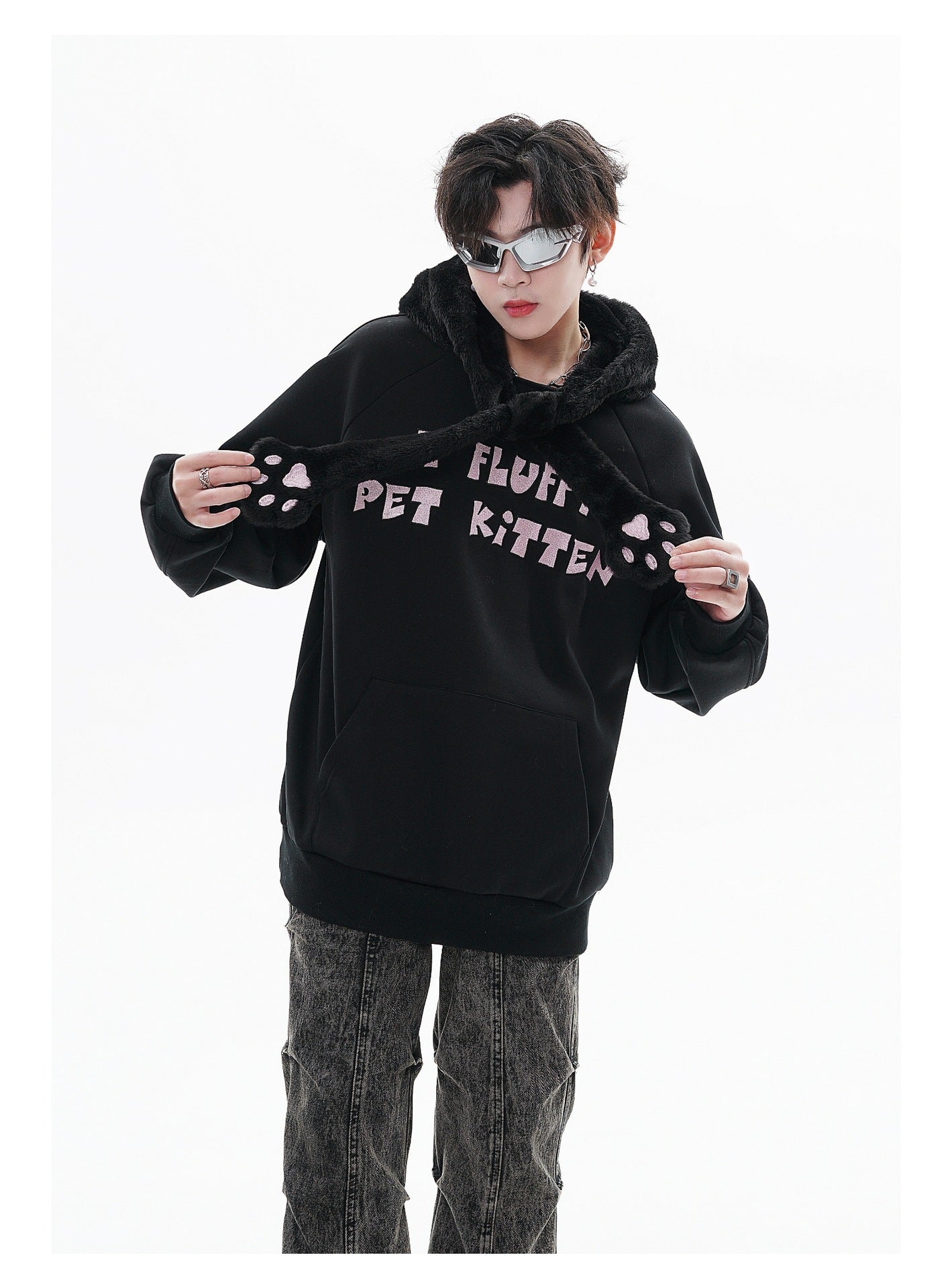 Maglione con cappuccio e fodera in pile, vestibilità morbida e larga, marca Valstrend, ideale per look casual e confortevoli.