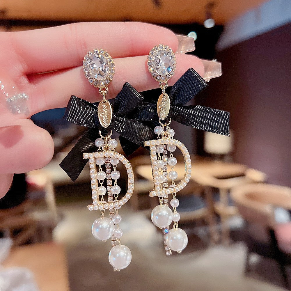 Orecchini in argento sterling con perle di lusso, design elegante e raffinato, ideali per uno stile sofisticato e femminile.