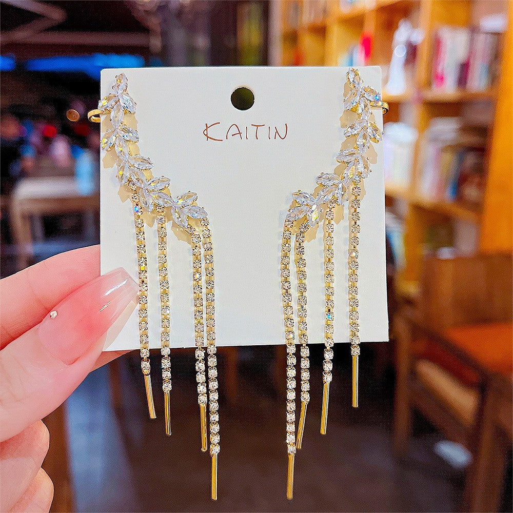 Orecchini in argento sterling con perle di lusso, design elegante e raffinato, perfetti per uno stile sofisticato e femminile.