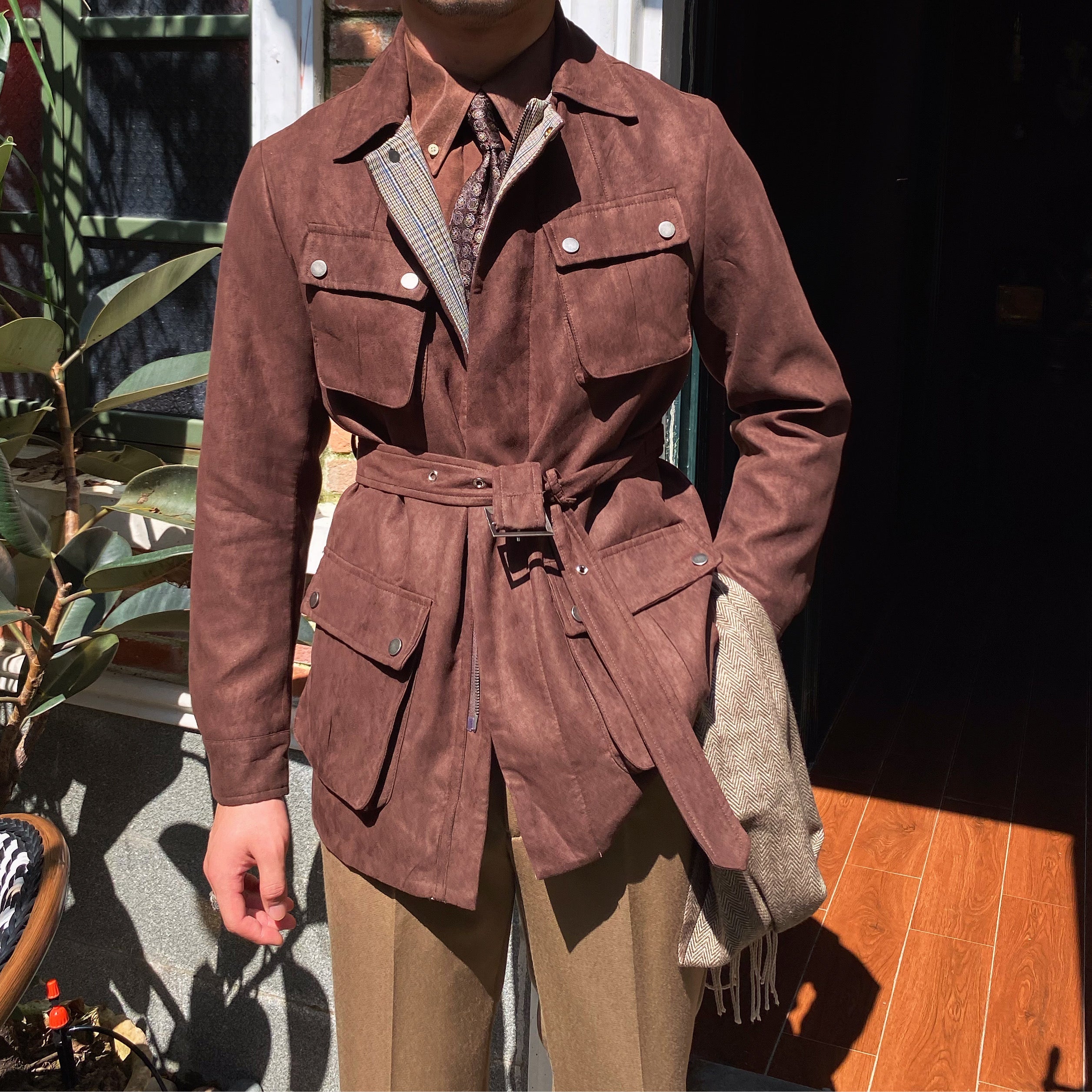 Giacca casual in suede caldo per uomo Valstrend, con collo alto e tasche frontali, visualizzata in dettaglio.