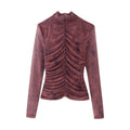 Top in seta con collo alto plissettato e stampa, maglia Valstrend Shop, elegante e leggera, vista frontale con dettagli tessuto.