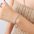 Bracciale femminile alla moda con zirconi e dettagli gioiello, elegante accessorio di Valstrend shop.