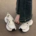 Scarpe sportive in mesh bianco autunno e inverno, con suola spessa e traspirante, marca Valstrend, stile casual e comodo.