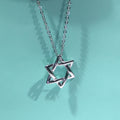 Collana Valstrend in argento sterling S925 con esagramma vuoto, superficie semplice e scena naturale.