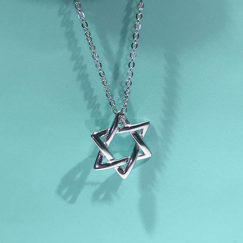 Collana Valstrend in argento sterling S925 con esagramma vuoto, superficie semplice e scena naturale.