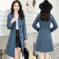 Cappotto femminile slim-fit in lana morbida e larga, stile alla moda, colore grigio chiaro, indossato da una donna.