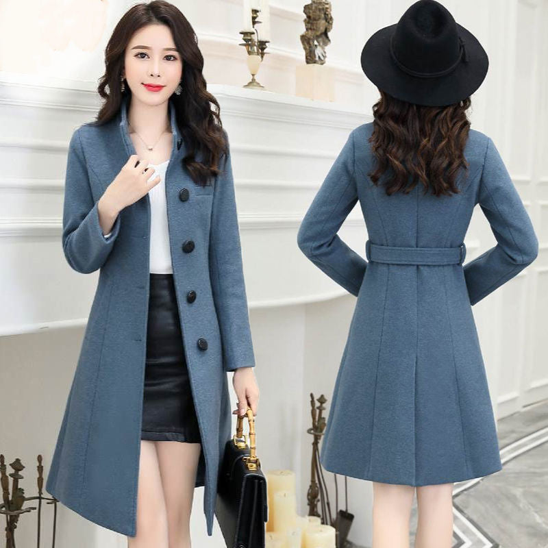 Cappotto femminile slim-fit in lana morbida e larga, stile alla moda, colore grigio chiaro, indossato da una donna.