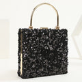 Mano di donna che tiene una pochette da sera colorata con paillettes, borsa da donna Valstrend shop con design brillante e vivace.