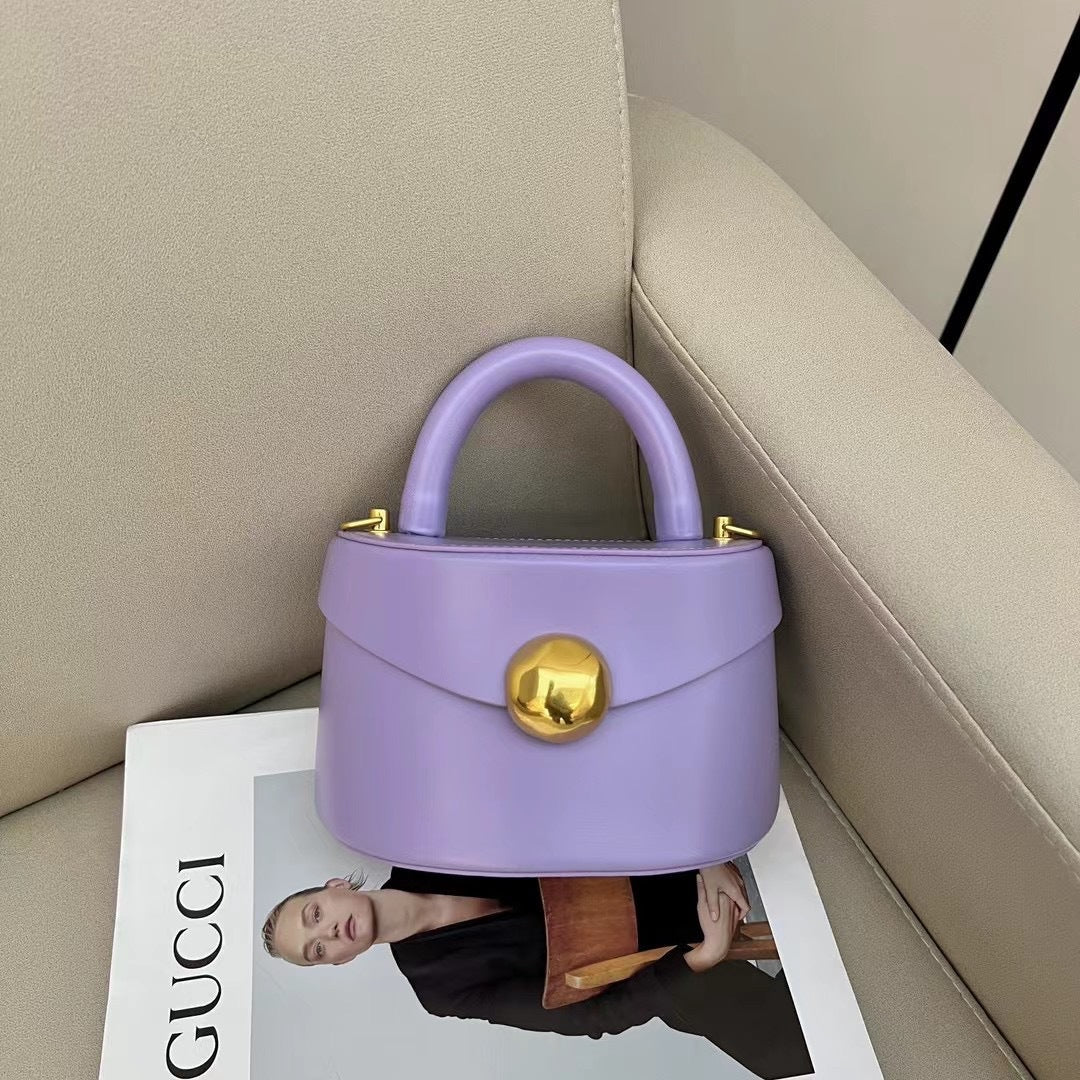Borsa donna in pelle bovina a mezzaluna Valstrend, stile box semi-circolare con dettagli eleganti e manico robusto