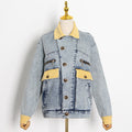Giacca di jeans oversize Valstrend, stile retrò, con colletto, chiusura singolo petto e patchwork a contrasto di colori.