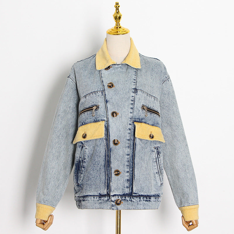 Giacca di jeans oversize Valstrend, stile retrò, con colletto, chiusura singolo petto e patchwork a contrasto di colori.