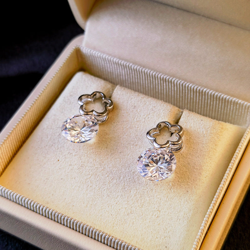 Orecchini a perno donna Valstrend in argento sterling con cristalli bianchi rotondi, eleganti e lucidi.