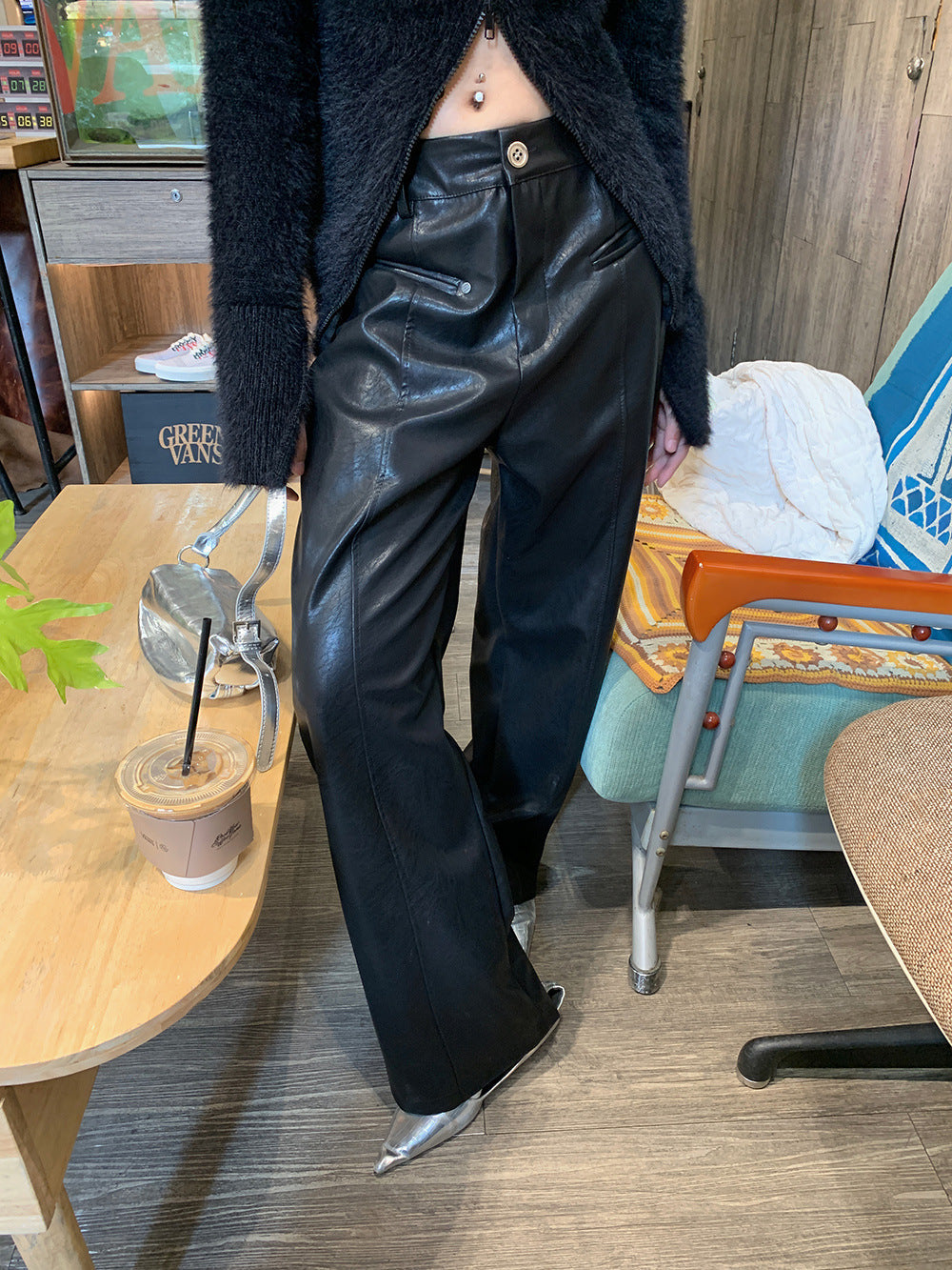 Pantaloni casual da donna in PU testurizzato autunno inverno, stile pratico e confortevole, marca Valstrend.