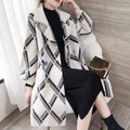 Cappotto femminile di lunghezza media in pelliccia sintetica Faux Mink di Valstrend, morbido e caldo, indossato da donna.
